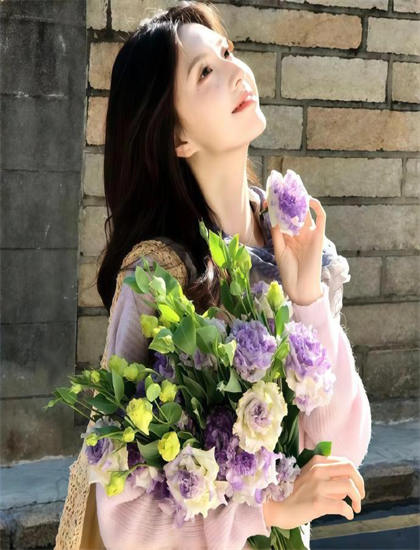 《宰了那婊子》场景布置分析：环境设计与主题呼应探讨